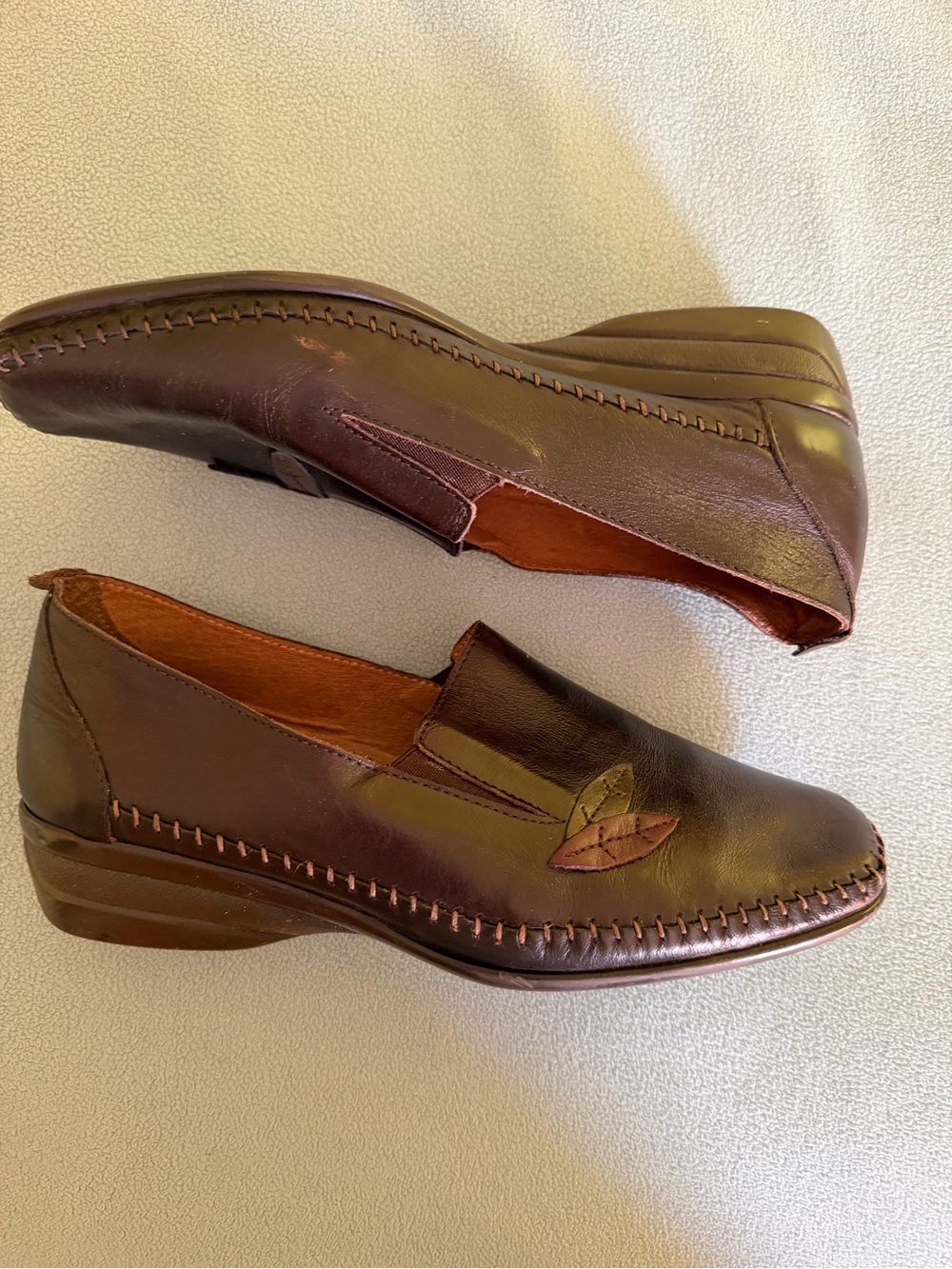 Vintage Eric Michaels Brown Leather Slip-On Loafers with Leaf Accent, size 38